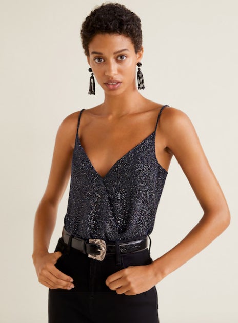 Top metalizado con textura de Mango: 19,99 euros.