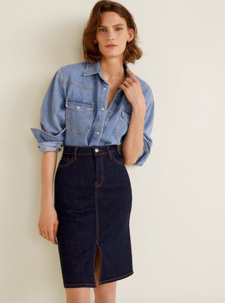 Falda denim con apertura de Mango: 19,99 euros.