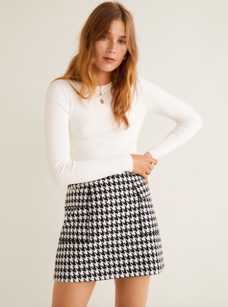 Falda con estampado pata de gallo de Mango: 25,99 euros.