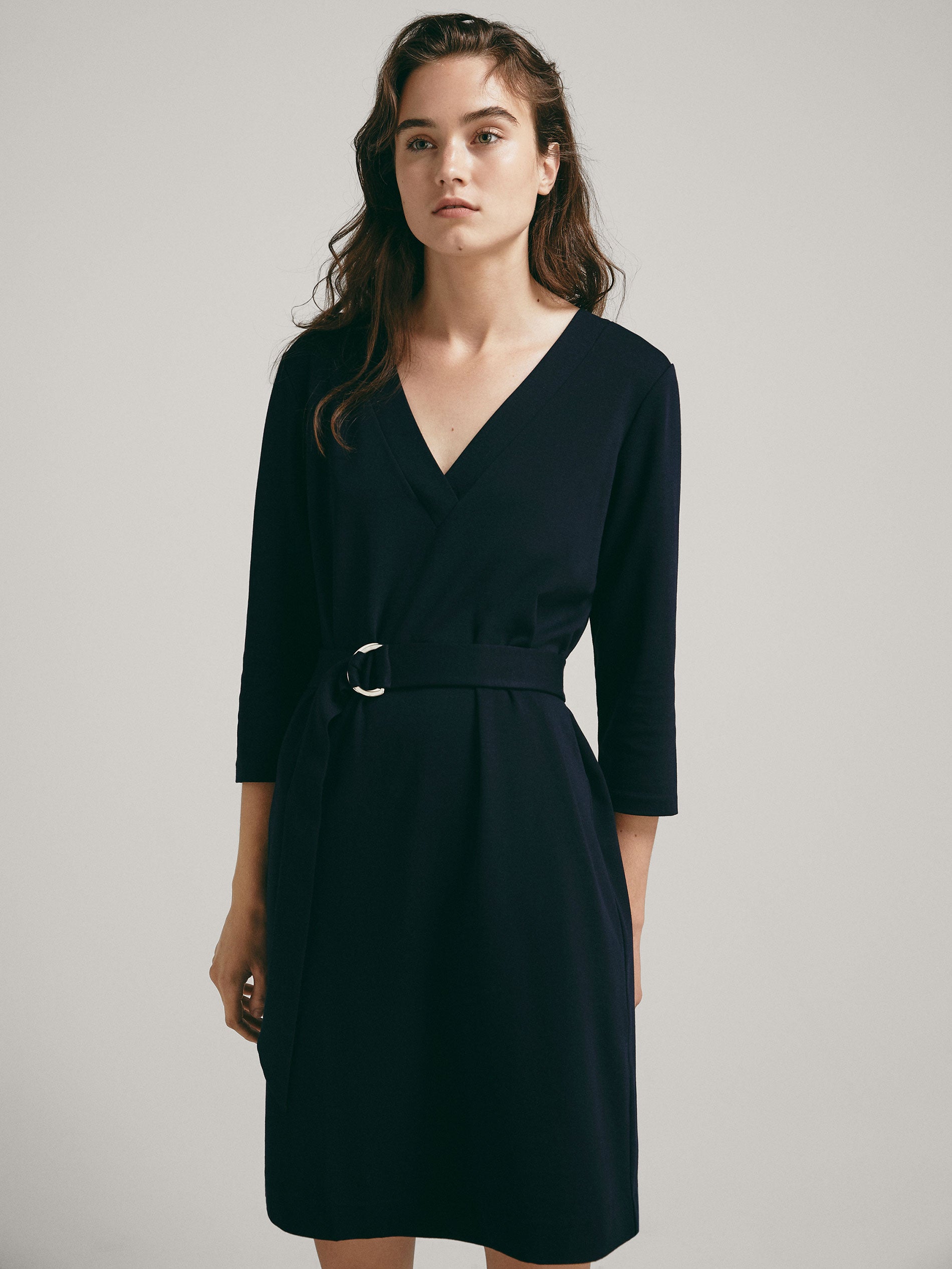 Vestido marrón con cinturón de Massimo Dutti: 49,95 euros.