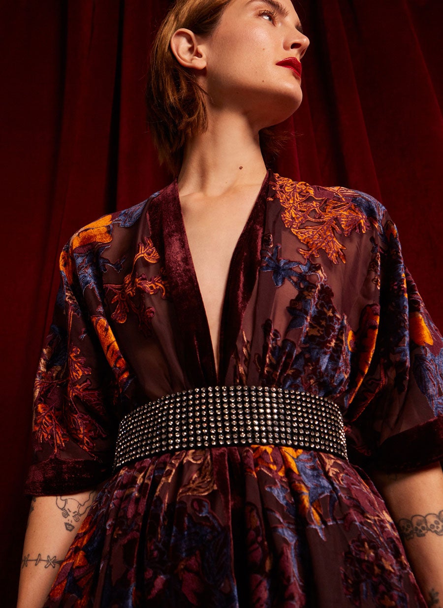 Cinturón elástico con detalle central de pedrería: 49 euros en Uterqüe.