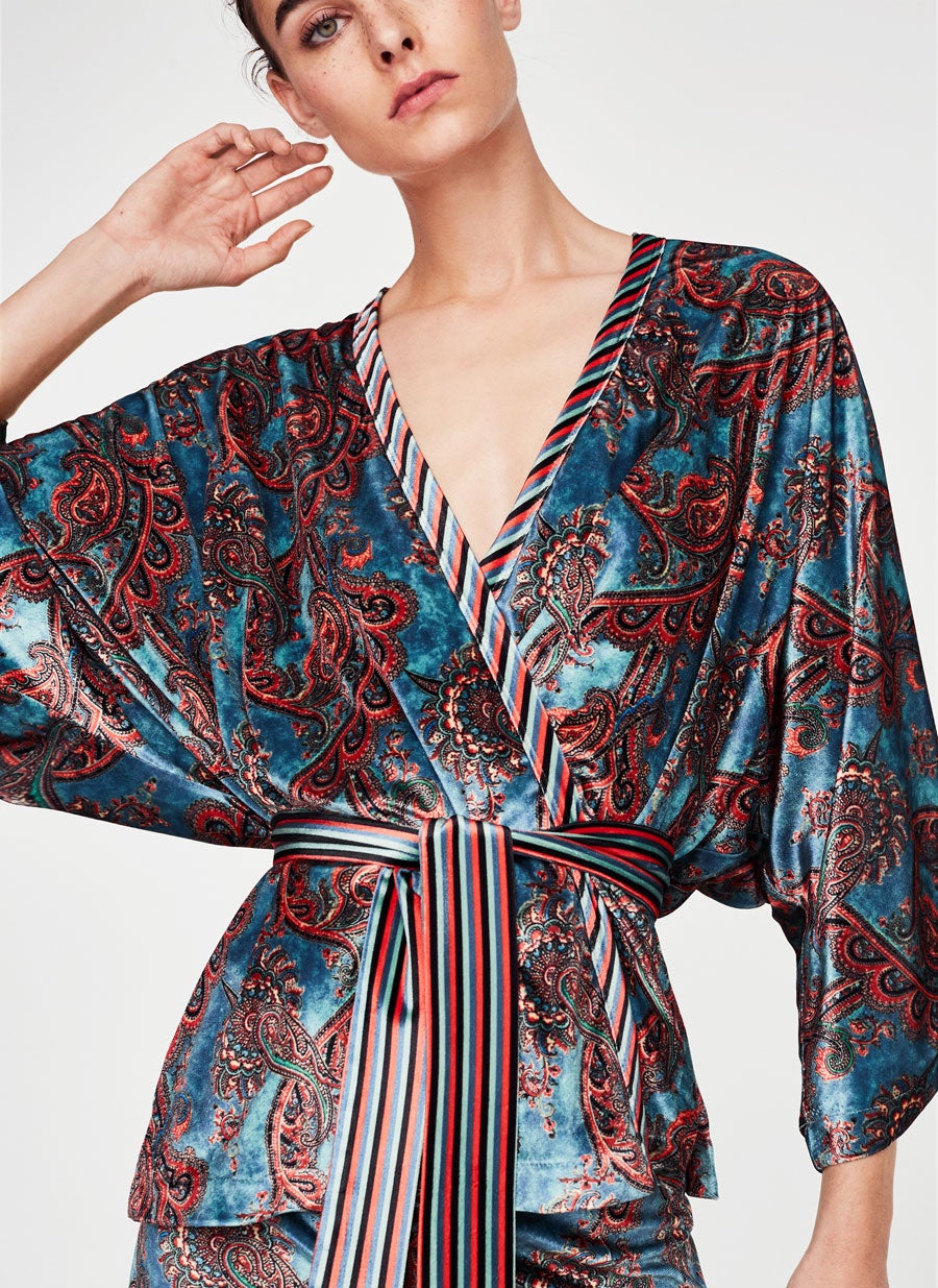 Kimono de terciopelo de Uterqüe: 79 euros.