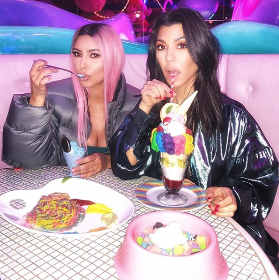 El caso de las Kardashian es paradigmático: aunque en su reality hablan a las claras de sus carreras para conseguir la figura más delgada y atlética y aparecen siempre comiendo ensaladas y bebiendo preparados adelgazantes de todo tipo, no se privan de fingir que se meten batidos gigantes y todo tipo de golosinas. Aún así, su caso es tan descaradamente artificioso que produce más risa que rabia.