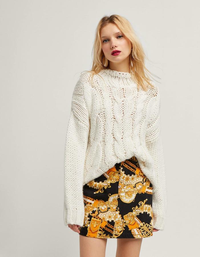 Minifalda tipo denim, de Stradivarius (17,99 euros).