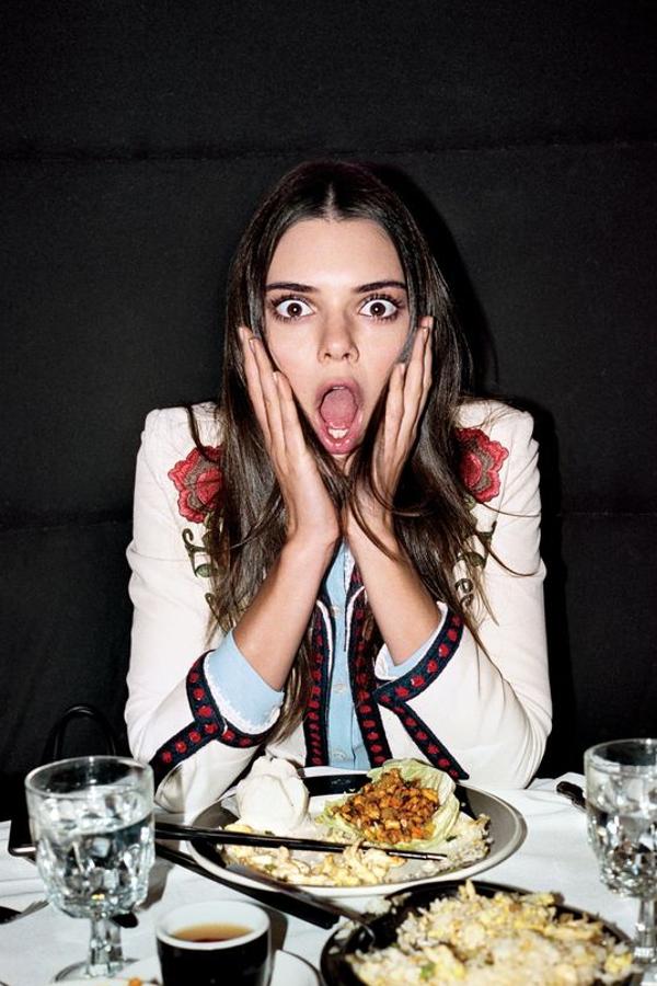 La fotografía de moda más exquisita recurre habitualmente al universo de la gastronomía para conferir una narrativa a sus editoriales de moda. Se trata de confirmar que las modelos también comen de menú, aunque sus escuetísimas figuras sean producto de exíguas ensaladas.