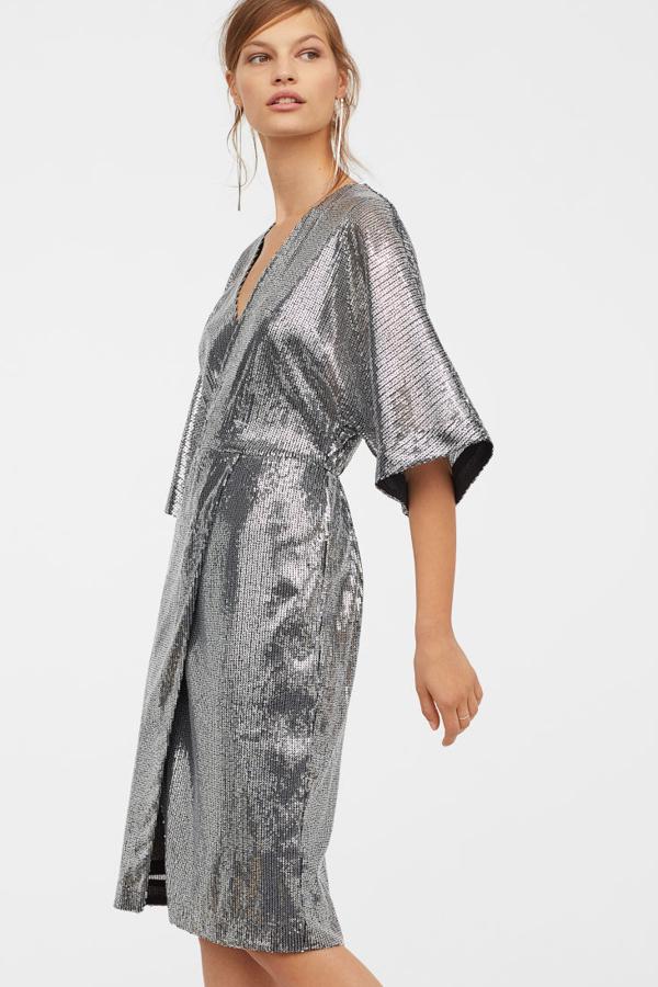 Vestido de malla con bordado de lentejuelass, con una silueta muy favorecedora y mangas dolman cortas (79,99 euros).