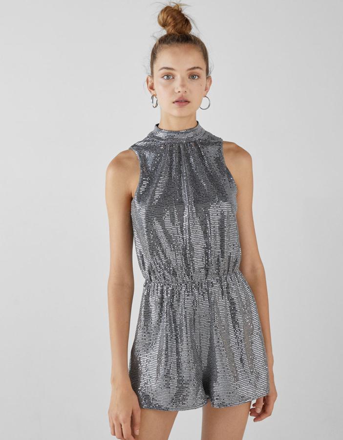 un diseño para no parar de bailar sin temor a que nada se descoloque: un mono corto con cuello alto y goma a la cintura (29,99 euros).