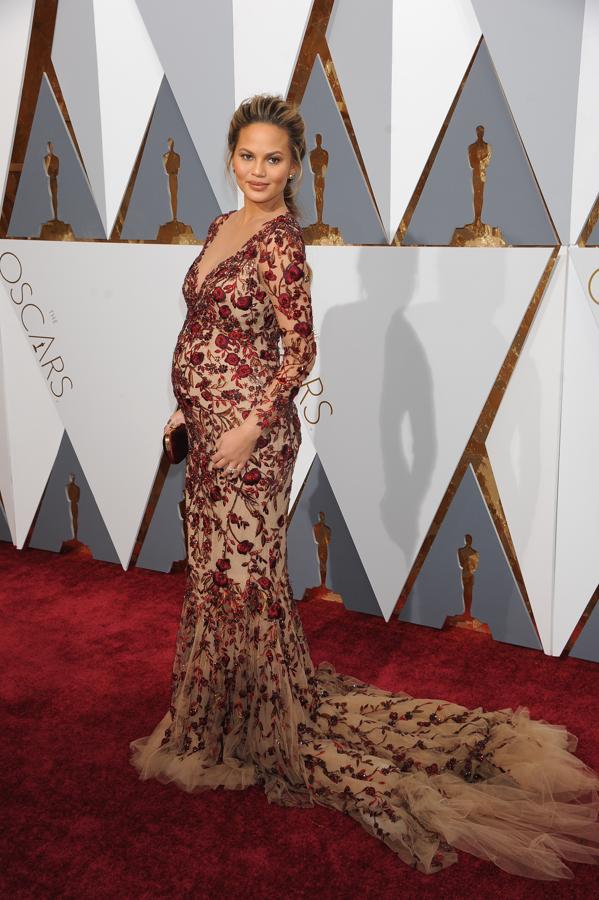 Con este vestido que se adaptaba perfectamente a la barriguita de embarazada Chrissy mostraba su elegancia sobre la alfombra roja de los pasados Oscar.