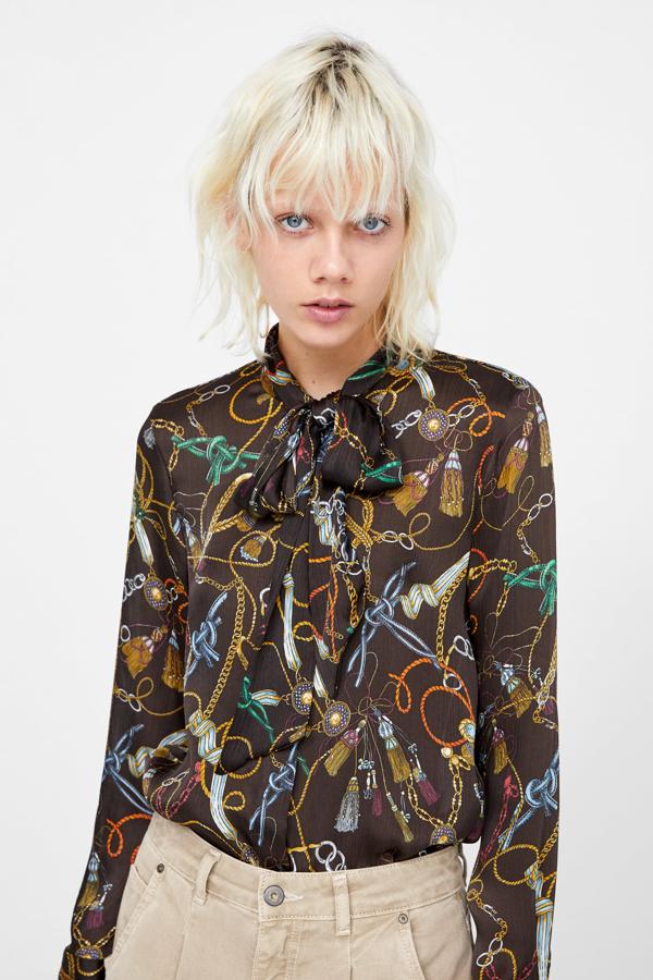 Blusa con lazada de Zara (22,95 euros).