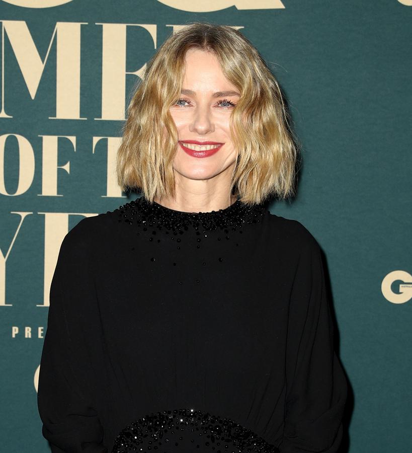 Llevar el pelo liso tabla pasados los cuarenta es solo aconsejable si se tiene mucha cantidad de pelo; si no, es mejor optar por las ondas o incluso los rizos. Estos restan seriedad a cualquier imagen y son capaces de hacer que te echen unos años menos, como le ocurre a Naomi Watts.