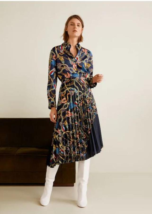 Falda plisada estampada y detalle liso en azul marino (39,99 euros).