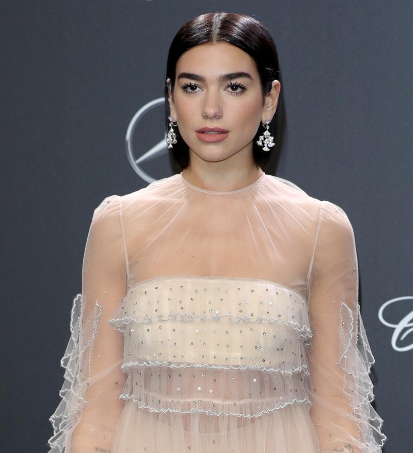 Este efecto se puso de moda después del verano y consiste en lucir la melena corta perfectamente pulida y con un brillo que parece el de un espejo. Además, si lo luces sujeto detrás de las orejas, como hace Dua Lipa, irás totalmente a la última y muy cómoda.