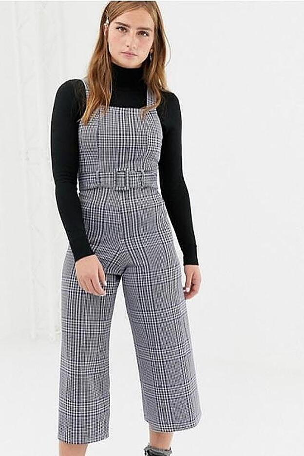 Mono largo estilo pichi a cuadros con diseño en azul de New Look, 36,99 euros.