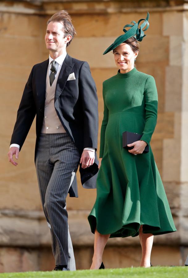 Siempre recordaremos este looks premamá de Pippa Middleton en colo verde botella perfecto como look premamá para invitada de boda.