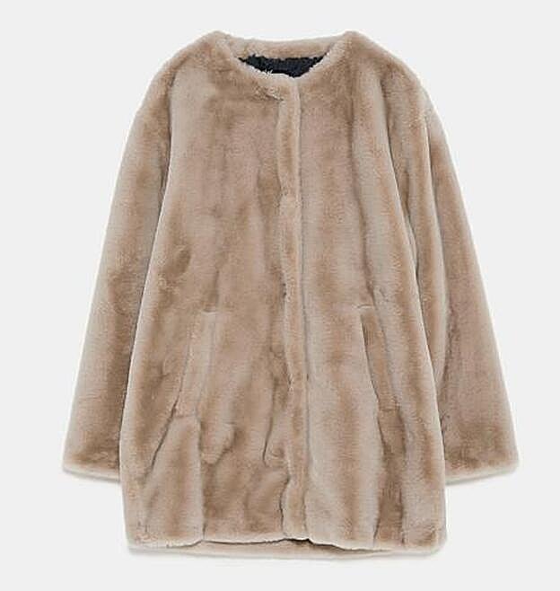 Abrigo efecto pelo de Zara. (25,95 euros).