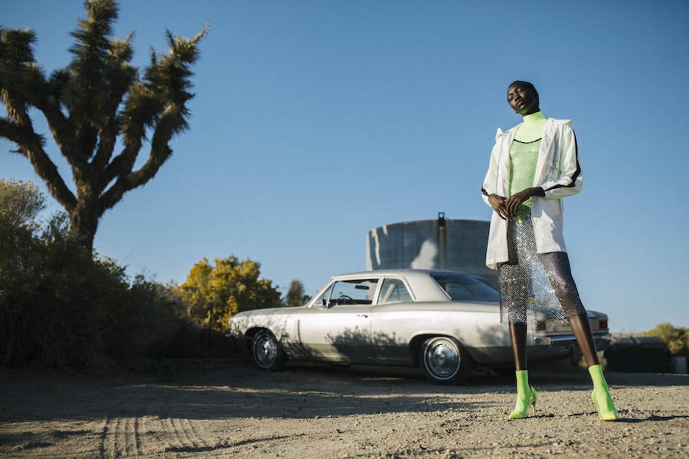 Combinaciones imponentes y prendas que nos dejan sin habla, como este vestido de malla combinado con complementos flúor, son las protagonistas de la campaña más sorprendente de Primark.