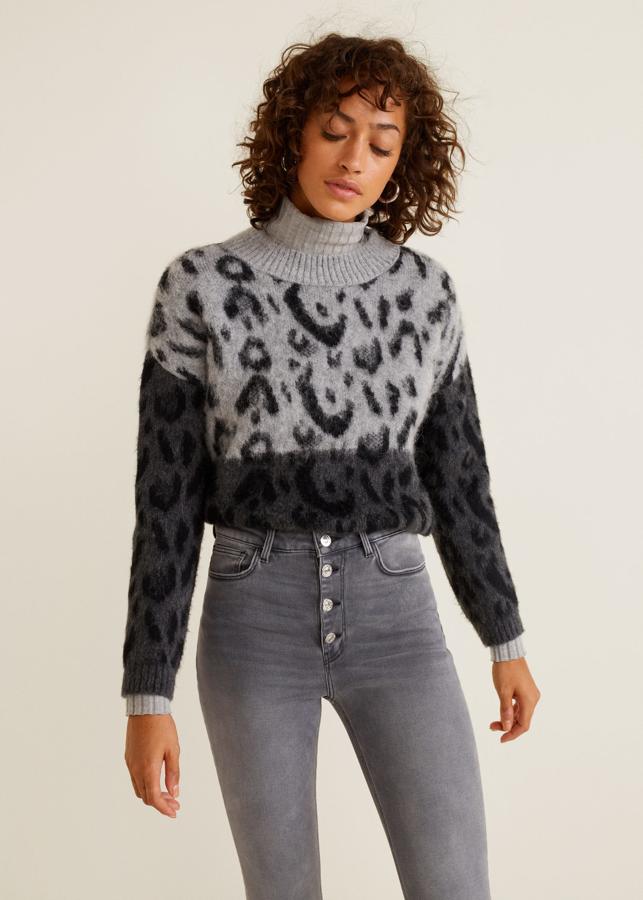 Jersey con estampado de leopardo y con textura efecto pelo, 35,99 euros.