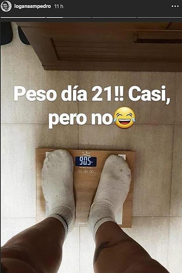 Logan Sampedro muestra el resultado de la báscula tras 21 días siguiendo su dieta.