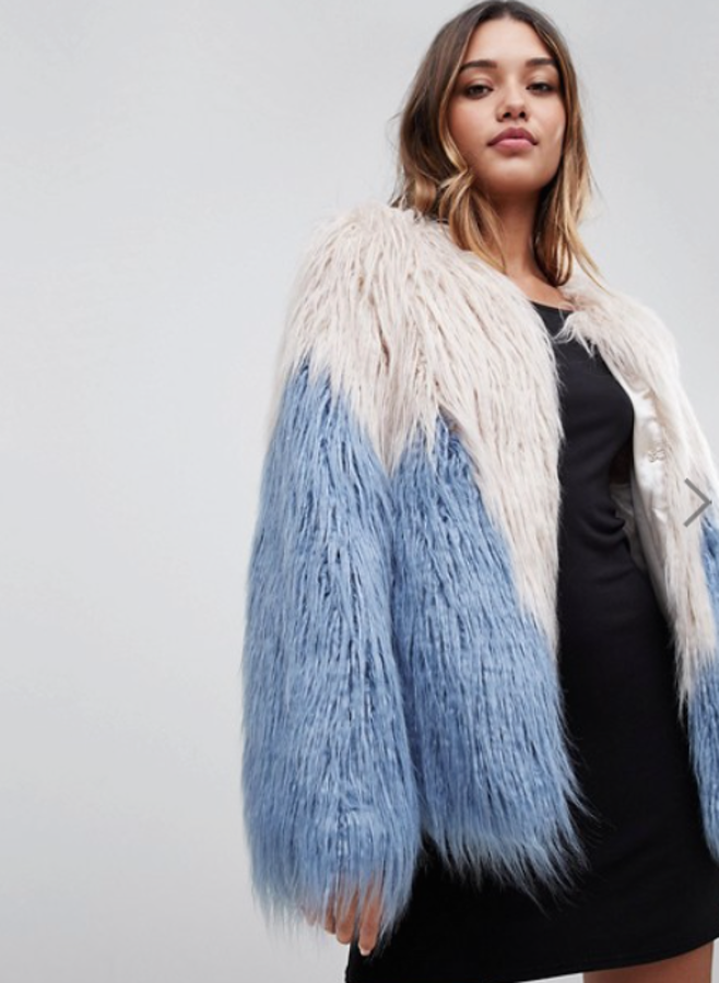 Fantástico diseño blanco y azul de Boohoo, con pelo de oveja de Mongolia, sintético, por supuesto (en Asos, 80,99 euros).