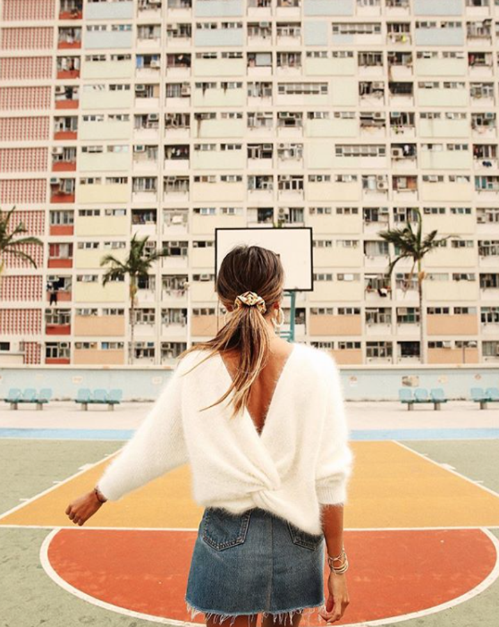 La elección de Sincerely Jules es perfecta: un amoroso jersey de angora que se cruza sobre un nudo a la espalda. Es de Bash y su precio no es apto para todos los bolsillos: 195 euros.