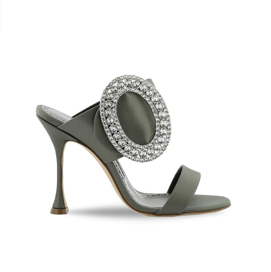 Manolo Blahnik: sandalia de tacón gris con broche en el empeine.