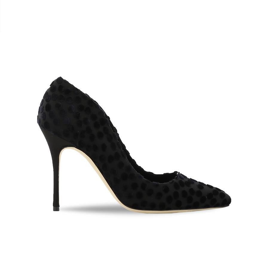Manolo Blahnik: zapato de salón negro.