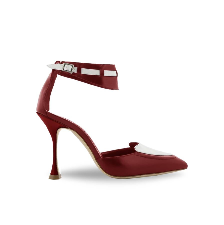 Manolo Blahnik: zapato de tacón rojo oscuro abrochado al tobillo.