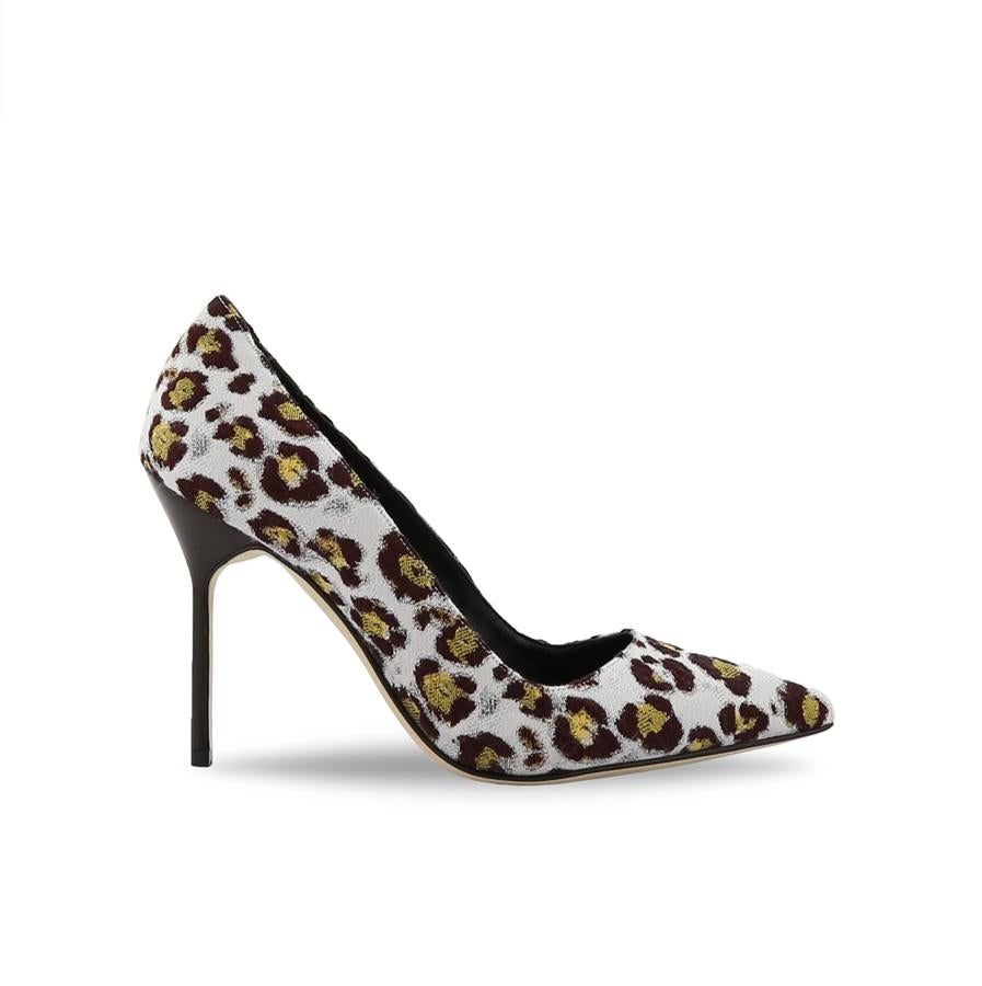 Manolo Blahnik: zapato de tacón con un estampado animal print.