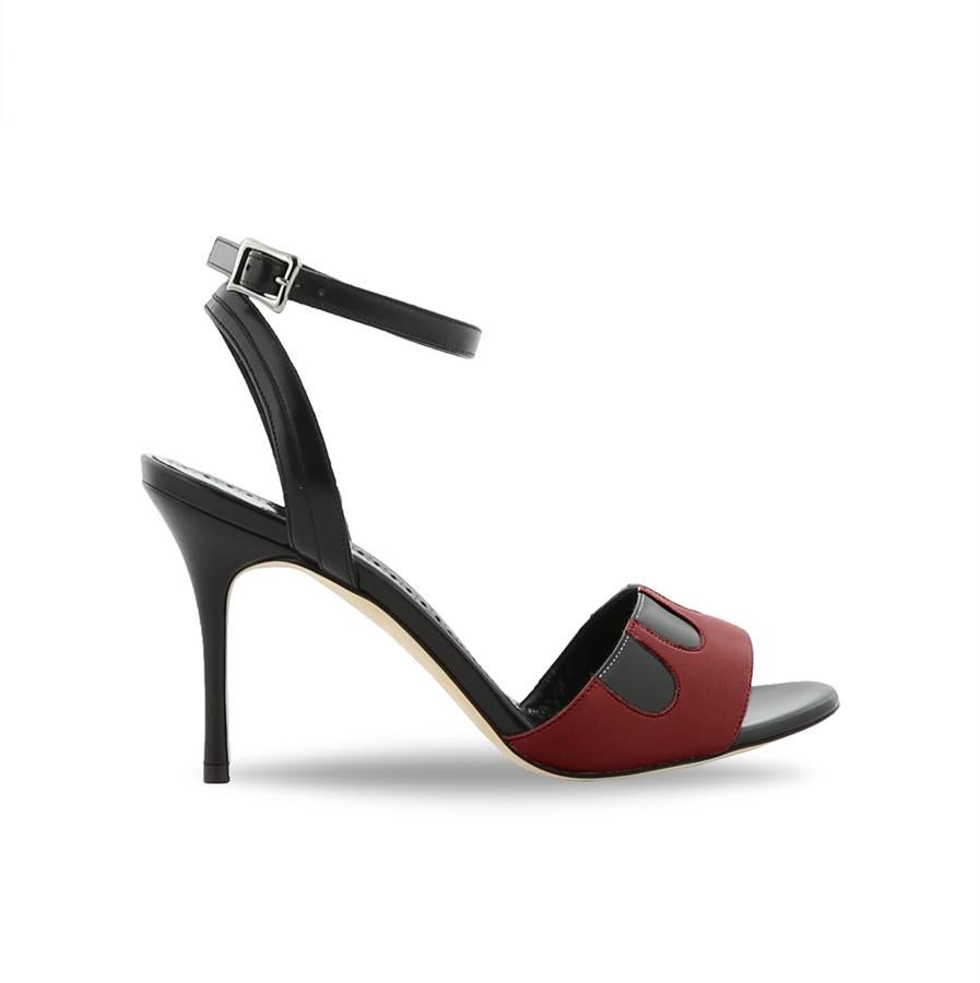 Manolo Blahnik: sandalia de tacón abrochada al tobillo.