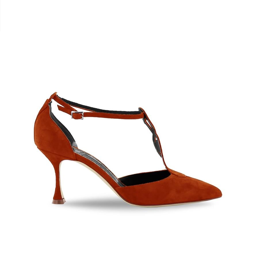 Manolo Blahnik: zapato de tacón con hebilla y detalle en el empeine.