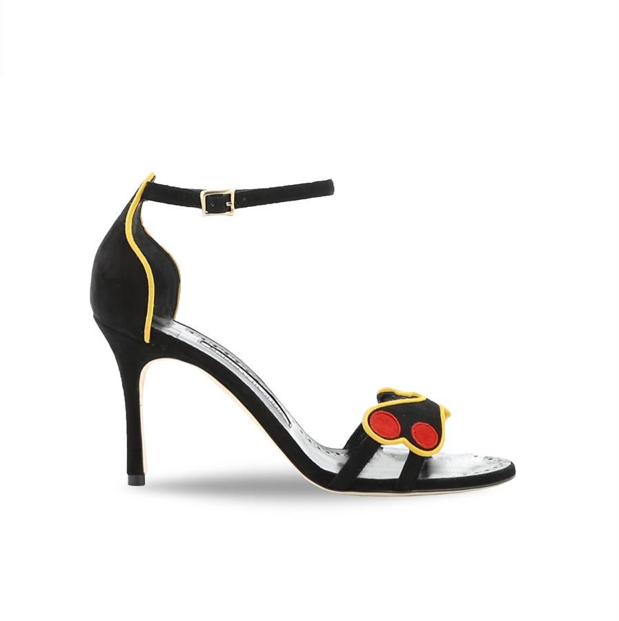 Manolo Blahnik: zapato de tacón negro abrochado en el tobillo.