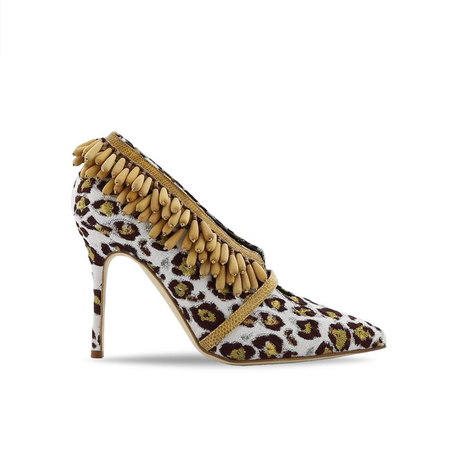 Manolo Blahnik: zapato de tacón animal print con detalle en ambos lados del pie.