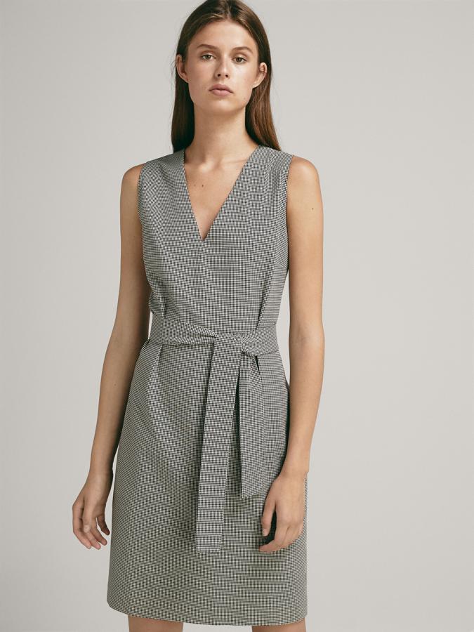 Este vestido 'working girl' es de Massimo Dutti, y su precio antes de los descuentos y ofertas del Black Friday es de 79 euros.