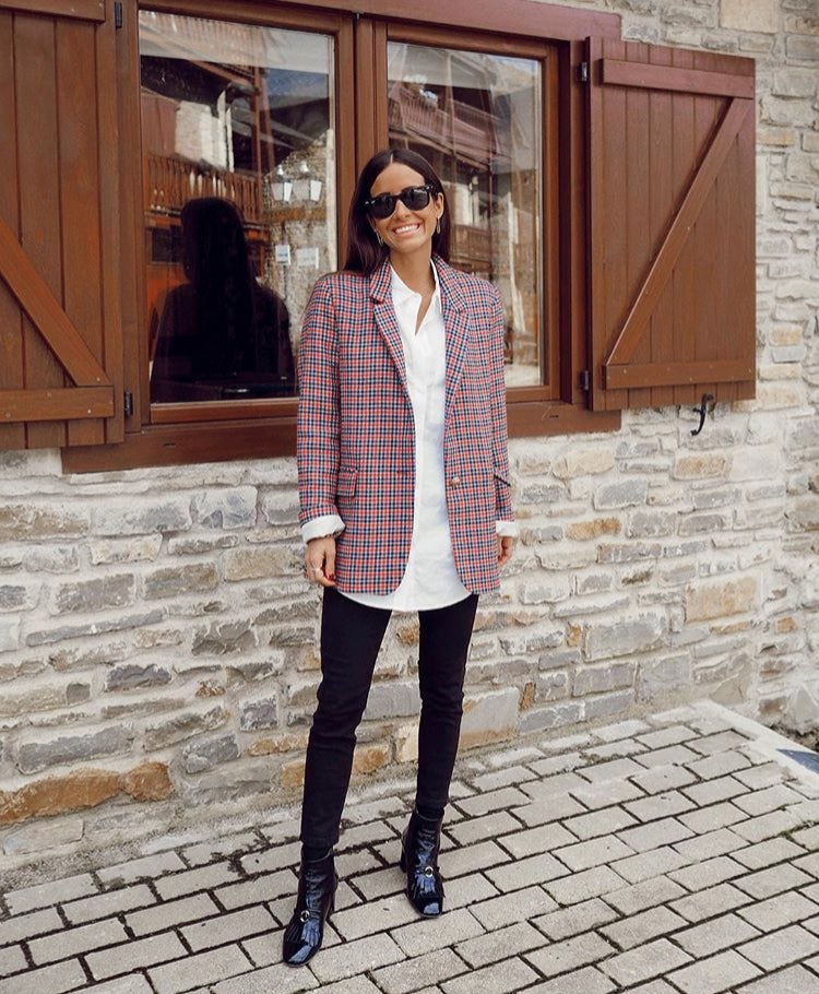 María Fernández-Rubíes propone combinar la blazer de cuadros con camisa blanca, pitillos negros y unos botines de charol. El resultado: un look para el día a día. Perfecto para ir al trabajo y disfrutar después de un merecido afterwork.