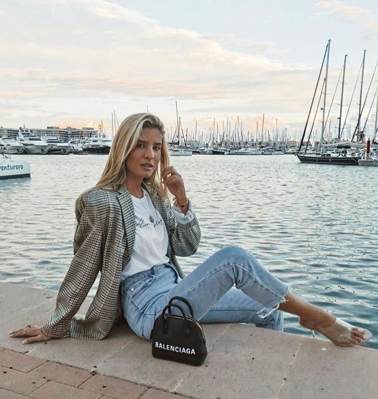 Por supuesto no nos ibamos a olvidar de la combinación blazer con jeans y camiseta blanca. Un clásico con el que siempre acertarás en tus planes de otoño.