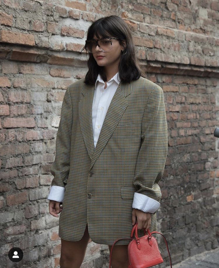 Otra idea es hacerte con una blazer de cuadros oversize y llevarla sola a modo de vestido. Otra de las formas que es tendencia este otoño. Incluso no hace falta que hagas como María Bernad, basta con acudir a las tiendas y descubrir que, el vestido blazer es un hecho.