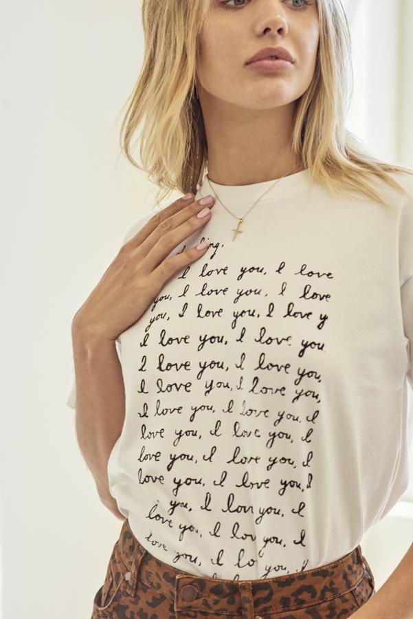 Camiseta con mensajes estampado de 'I love you'.