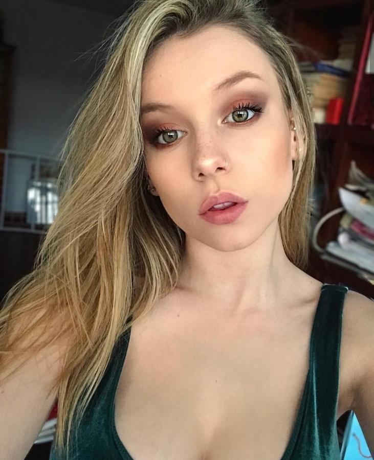 Sus ojos en verde azulado dan mucho juego a la hora de elegir sus sombras de ojos y por eso sabe que los colores complementarios como el rojo anaranjado resaltan aún más su mirada. Para el resto del maquillaje un toque estratégico de iluminador y listo.