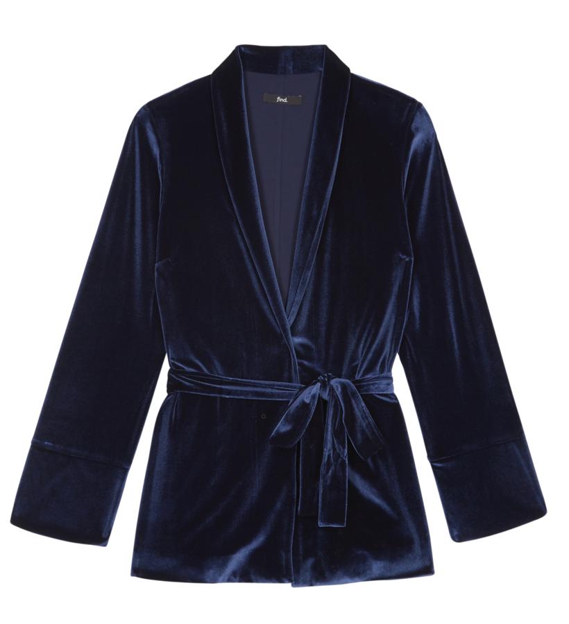 Necesitamos urgentemente esta blazer tipo batín en terciopelo azul noche de Find, que nos pensamos poner con nuestros looks más sofisticados este invierno. Estará con descuento en el Black Friday de Amazon, y su precio antes de la oferta es de 62 euros.