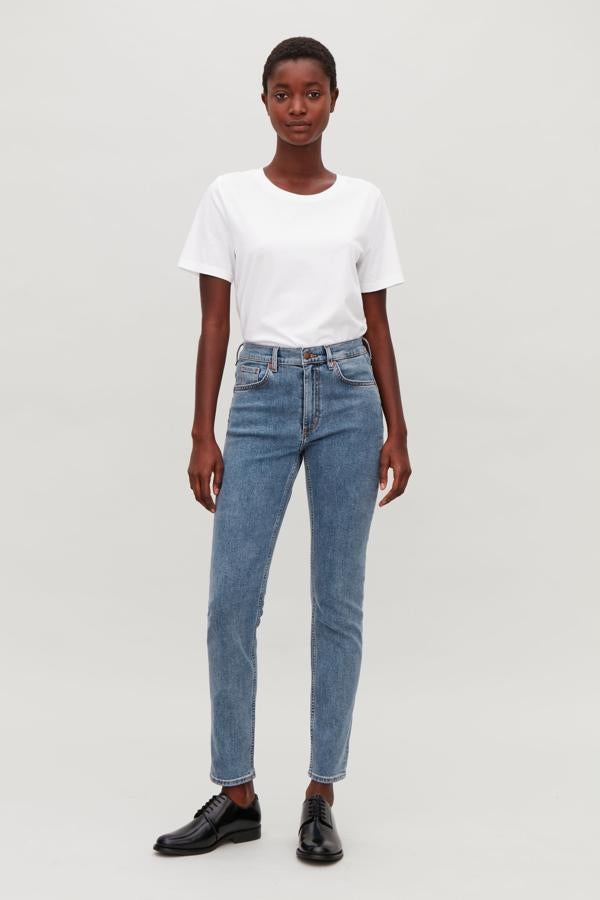 Vaqueros pitillo con cintura alta en azul lavado, de Cos. Su precio antes de las rebajas del Black Friday: 79 euros.