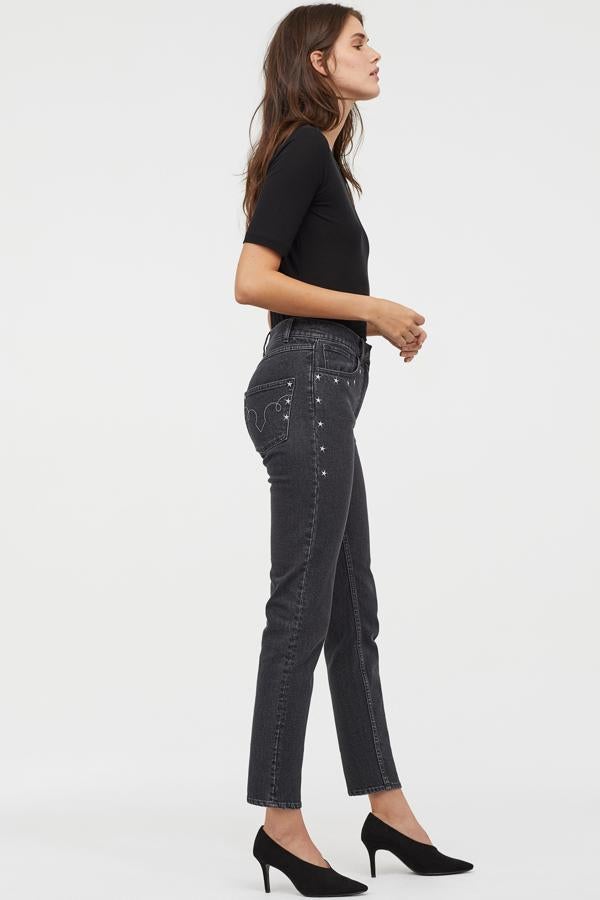 Vaqueros negros pitillo con detalles de tachuelas, de H&M. Su precio antes de las rebajas del Black Friday: 45 euros.