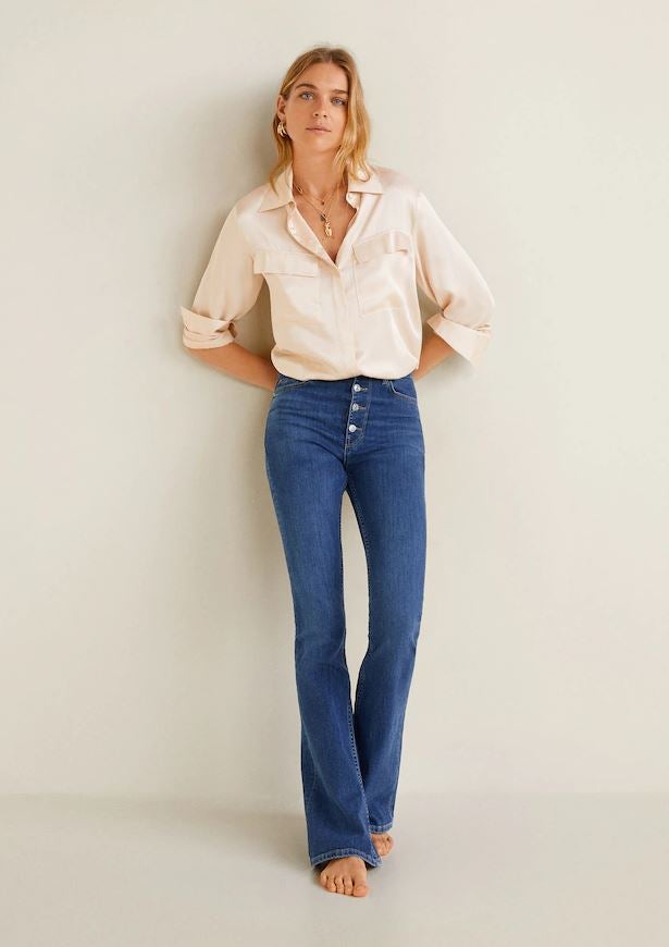 Vaqueros de inspiración setentera de Mango. Su precio antes de las rebajas del Black Friday: 39.99 euros.