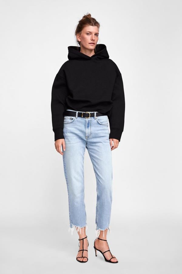 Vaqueros estilo 'mom' con bajo deshilachado, de Zara. Su precio antes de las rebajas del Black Friday: 39.95 euros.