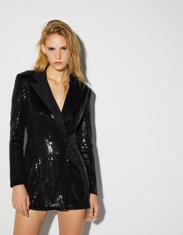 Una opción muy sexy de la mano de Bershka, que tiene este 'lookazo' de inspiración esmoquin con lentejuelas negras. Su precio es de 39.99 euros.