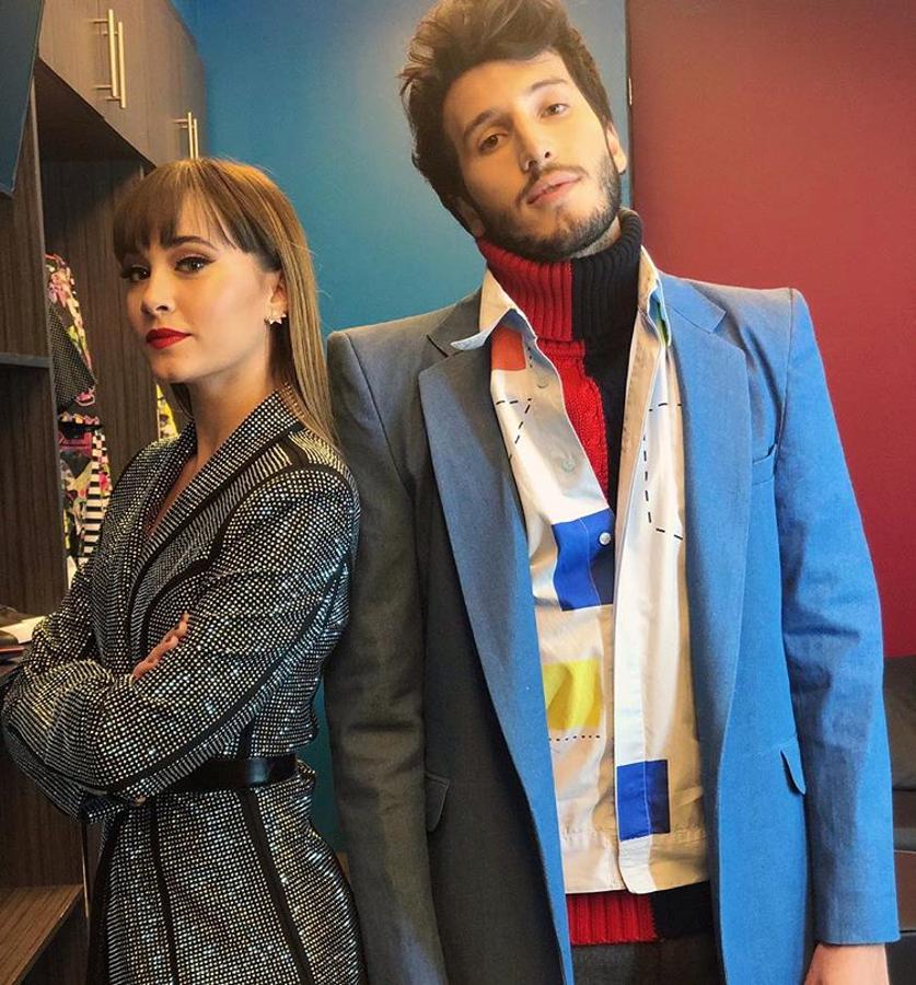 Aitana fue una de las estrellas de los Premios Eres, en México, con un vestido joya tipo blazer con cinturón marcando la silueta. La cantante esta vez sí nos convención con su look 'brilli brilli' que, además, hemos conseguido copiar por menos de 50 euros en Zara, Stradivarius y Bershka.