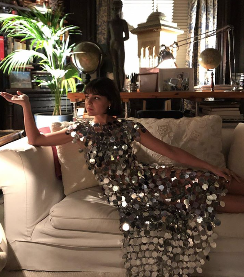 Fantástico vestido largo, con las lentejuelas más gigantes que hemos visto hasta la fecha, de la firma que más y mejor trabaja los materiales rígidos: Paco Rabanne.