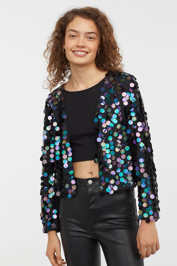 Una chaqueta de fiesta con lentejuelas gigantes bordadas sobre malla (H&M, 39,99 euros).