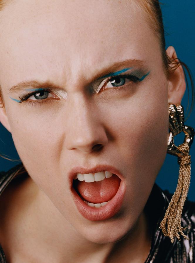 Otro gesto tremendamente sencillo que, con una pequeña práctica, puede actualizar nuestro maquillaje de fiesta añejo. Se trata de trazar dos líneas, mejor con un lápiz cremoso, del mismo color que la sombra que hayamos utilizado (pensemos en texturas brillantes y colores atrevidos: verde, azul, dorado...). Una alargará de manera exagerada el rabillo del ojo. La otra, más complicada, deberá cruzar el párparo superior, marcando el ángulo de la ceja.