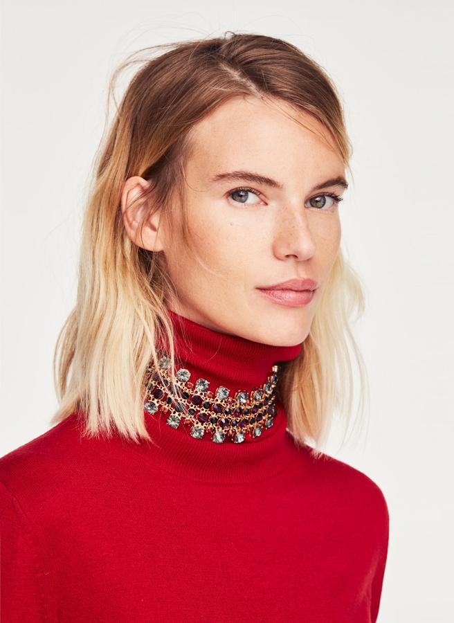 Maravillosa gargantilla con pedrería multicolor engarzada y cierre con mosquetón (69 euros).