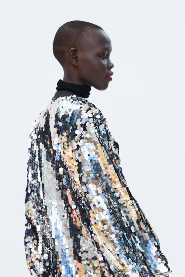 Refleja la luz prácticamente como un espejo gracias a las lentejuelas plateadas de gran tamaño (Zara, 39,95 euros).